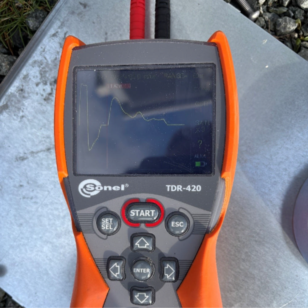 Effektiv feillokalisering på veilyskabel med ELIT TDR-420 reflektometer