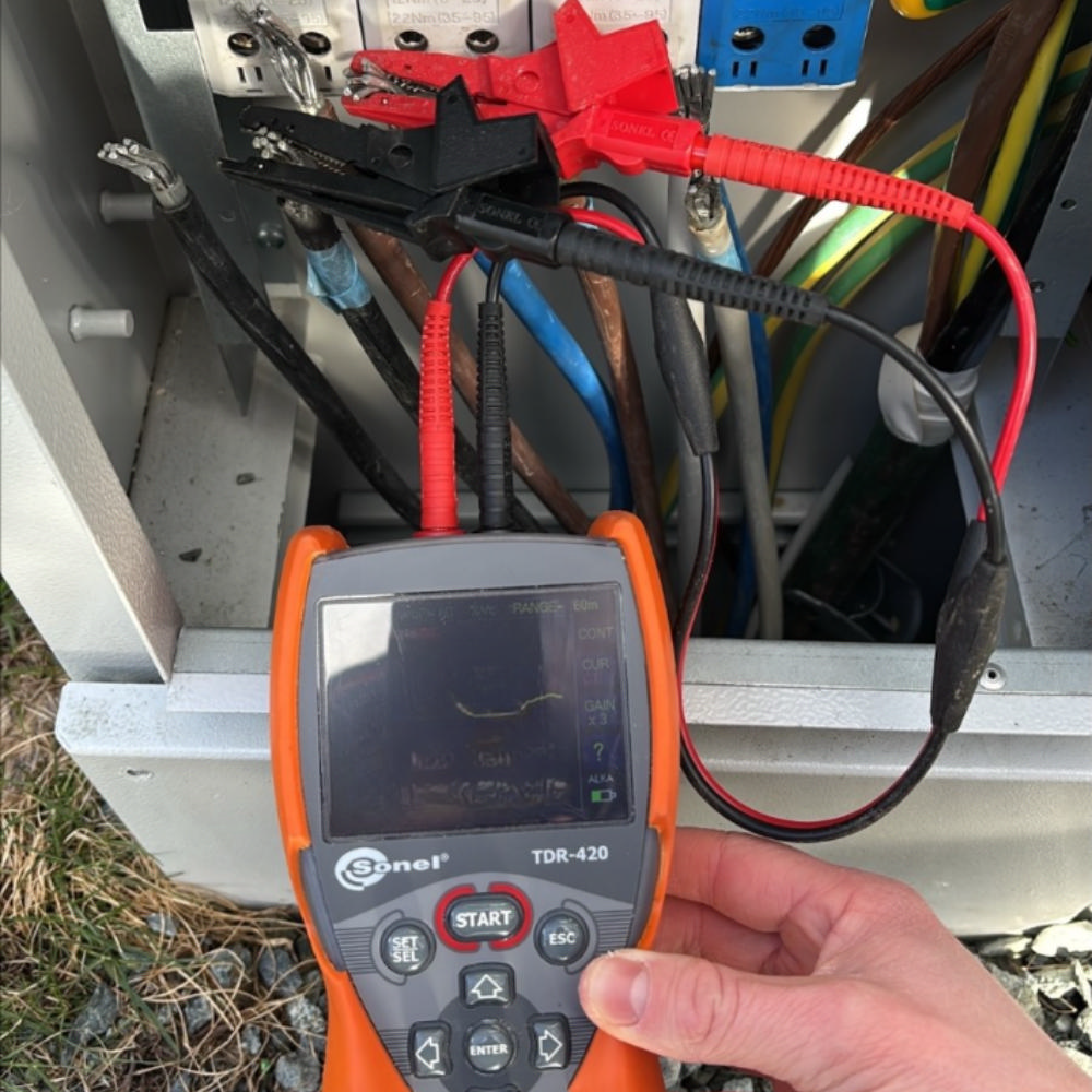 Effektiv feillokalisering på veilyskabel med ELIT TDR-420 reflektometer